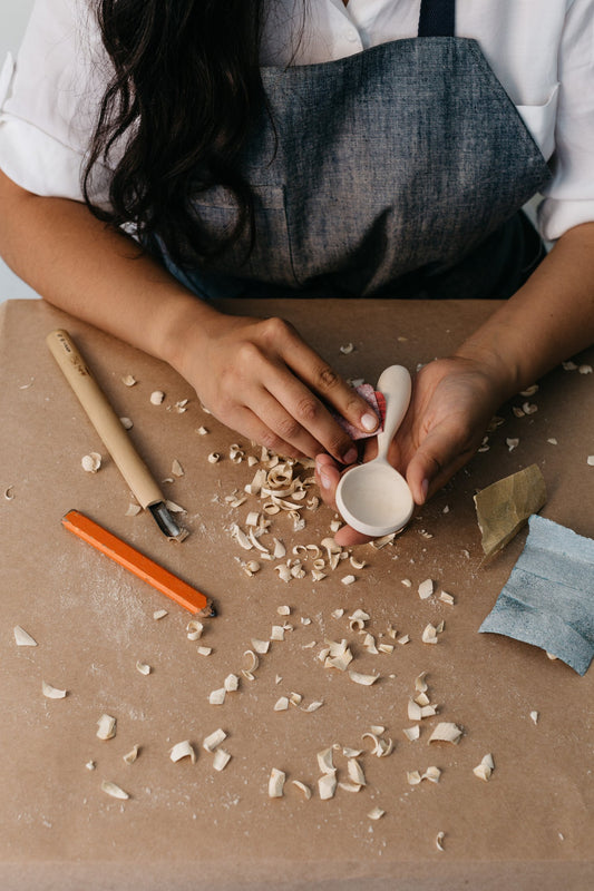Spoon carving tutorial  shows you how to trace, carve, and sand your product.